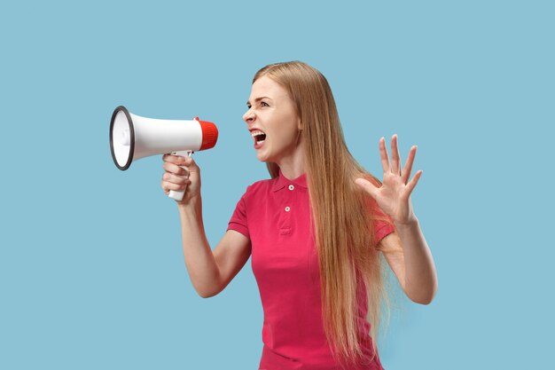 Mulher fazendo anúncio com megafone