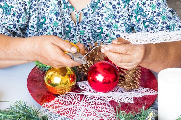 Mulher fazendo artesanato para o natal Foto Premium