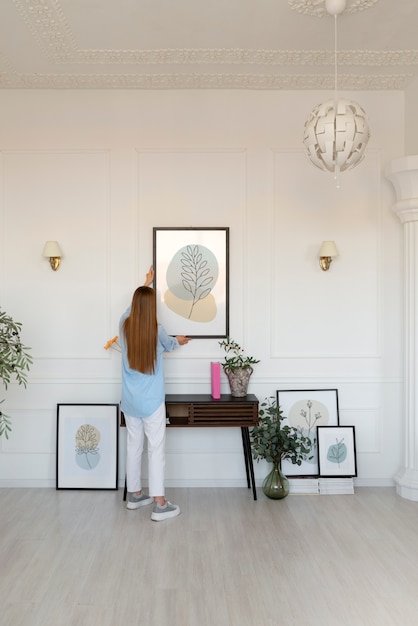 Foto grátis mulher fazendo atividades diárias em quarto decorado mínimo