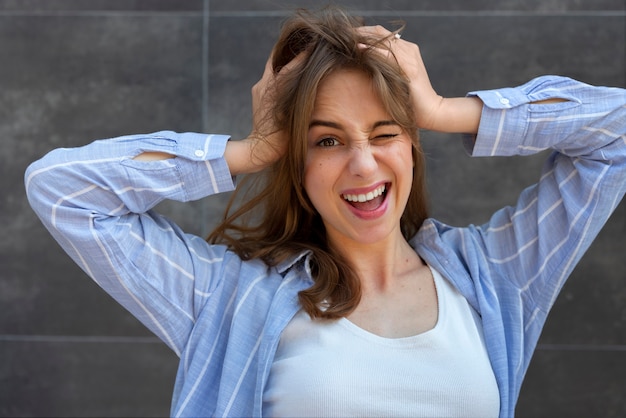 Foto grátis mulher fazendo caretas ao ar livre