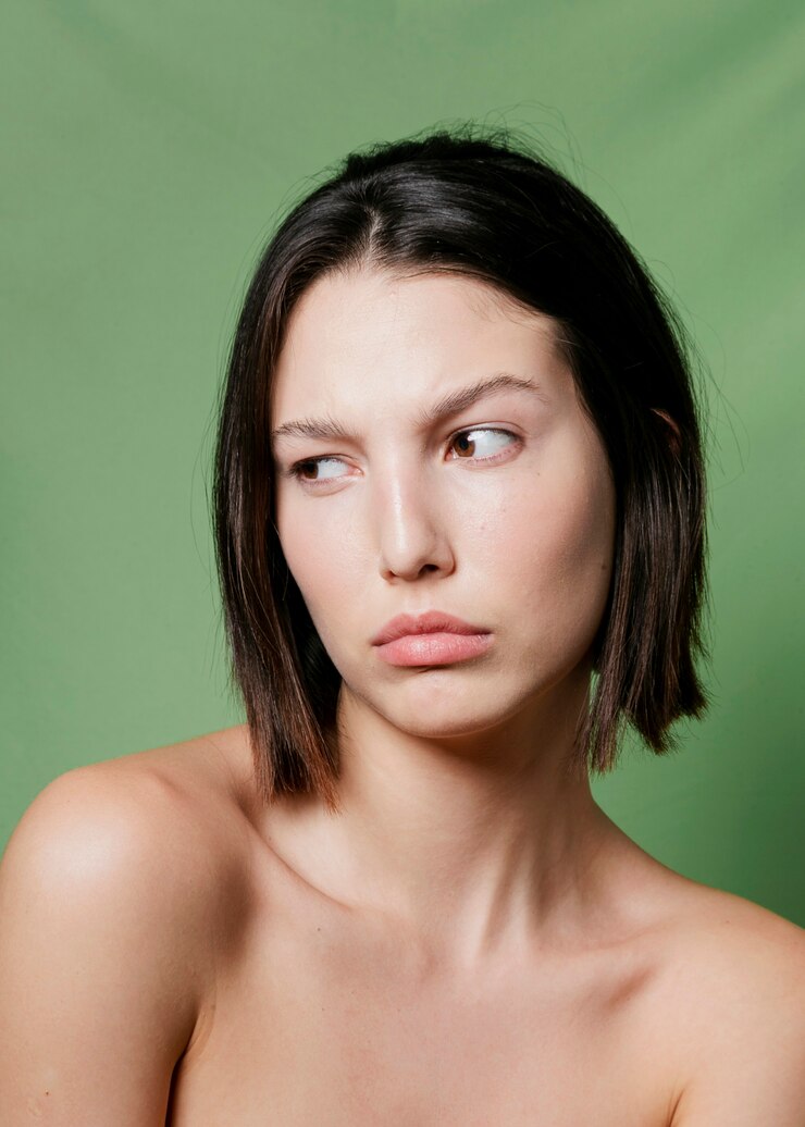 Foto grátis mulher fazendo caretas estranhas enquanto posava