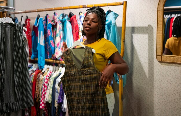 Mulher fazendo compras em brechó