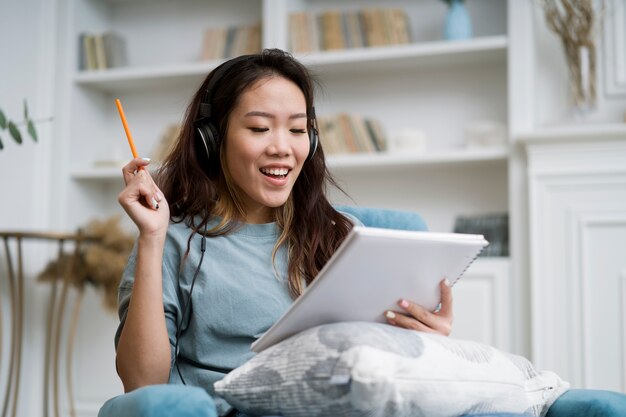 Mulher fazendo cursos de e-learning