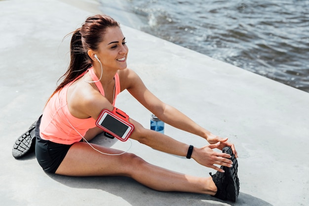 Mulher, fazendo, esticando exercícios