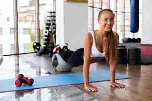 Foto grátis mulher fazendo exercício na esteira na academia