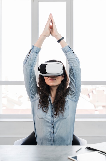 Foto grátis mulher fazendo exercícios com fone de ouvido de realidade virtual