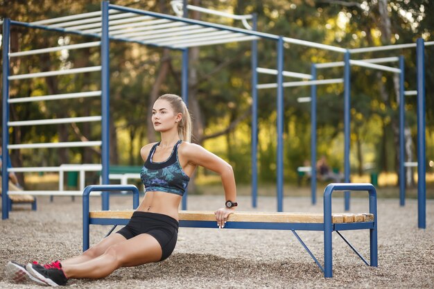 Mulher fazendo exercícios de mergulhos