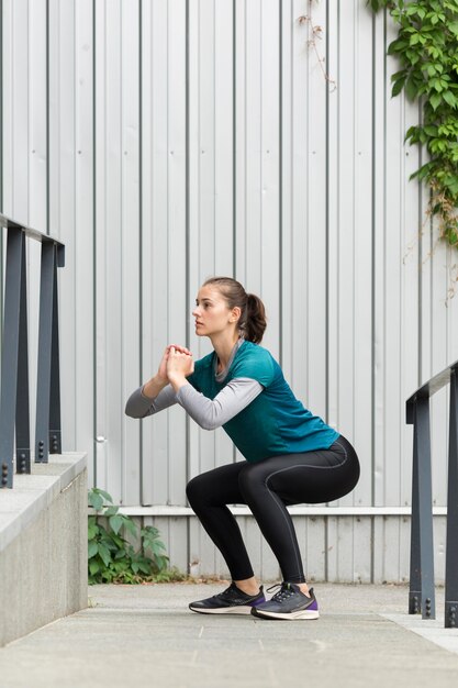 Mulher fazendo exercícios esportivos