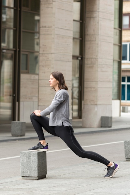 Foto grátis mulher fazendo exercícios esportivos