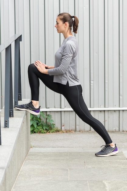 Foto grátis mulher fazendo exercícios esportivos