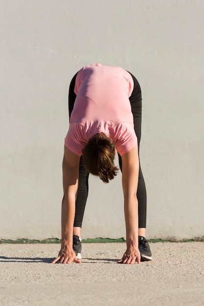 Mulher fazendo exercícios esportivos