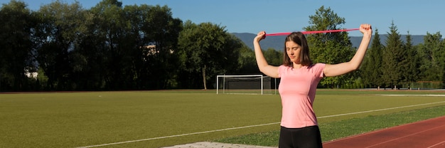 Foto grátis mulher fazendo exercícios esportivos