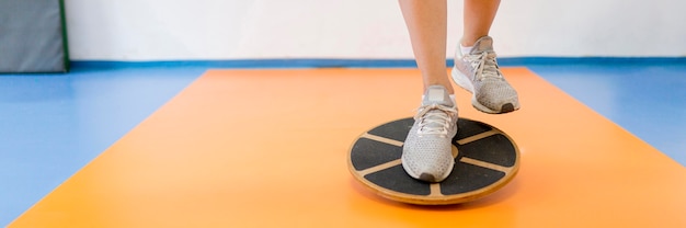 Mulher fazendo exercícios esportivos