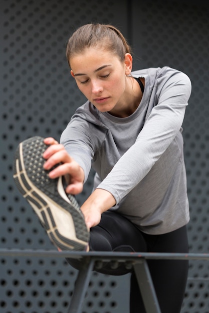 Foto grátis mulher fazendo exercícios esportivos