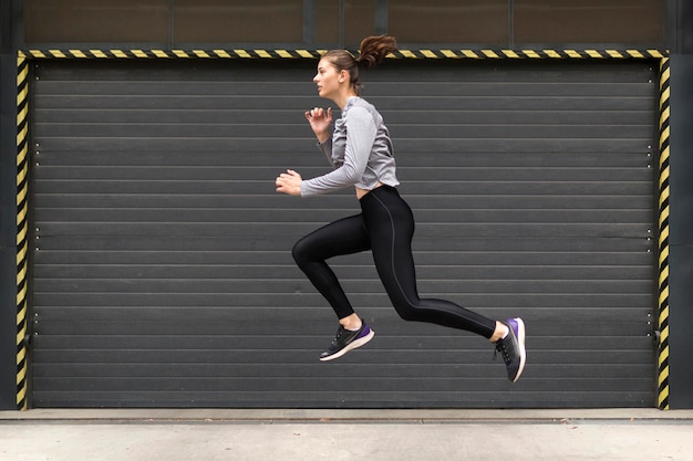 Mulher fazendo exercícios esportivos