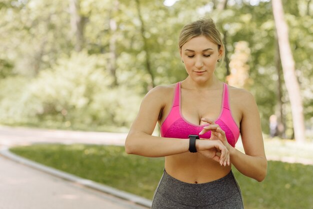 Foto grátis mulher fazendo exercícios lá fora