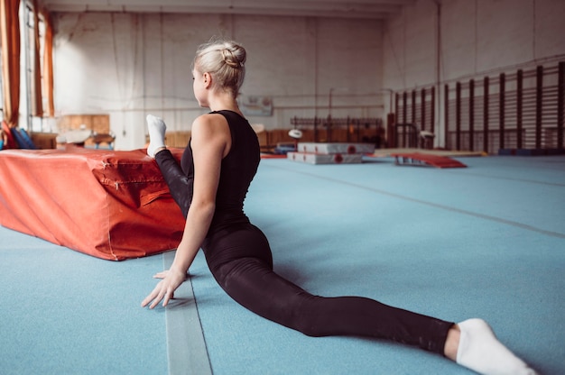 Mulher fazendo exercícios para ginástica olímpica de costas
