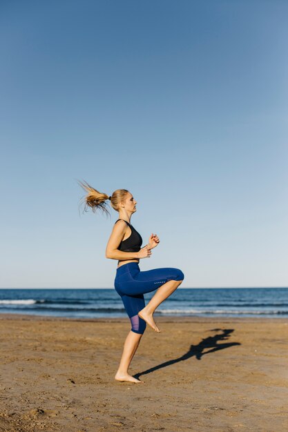 Mulher, fazendo, ginástica, praia