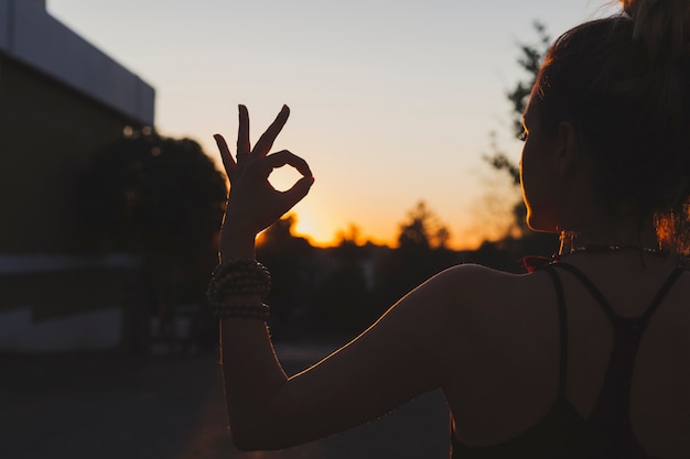 Foto grátis mulher, fazendo, ioga, ligado, pôr do sol