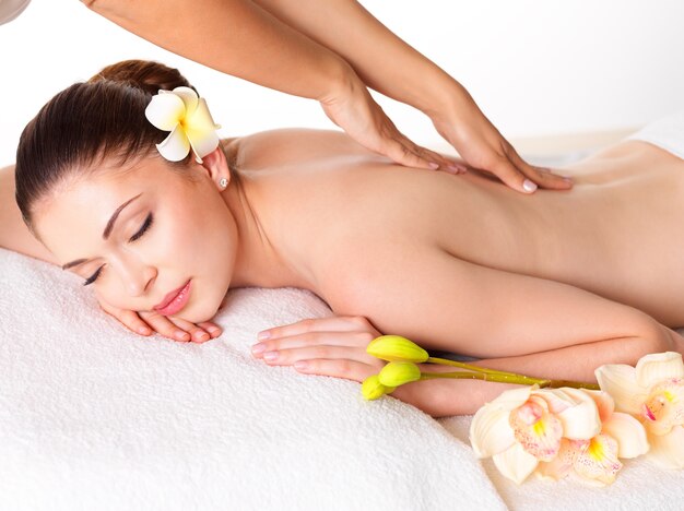 Mulher fazendo massagem corporal no salão spa. Conceito de tratamento de beleza.