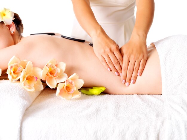 Mulher fazendo massagem corporal no salão spa. Conceito de tratamento de beleza.