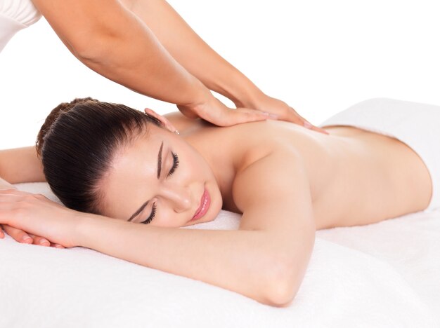 Mulher fazendo massagem corporal no salão spa. Conceito de tratamento de beleza.