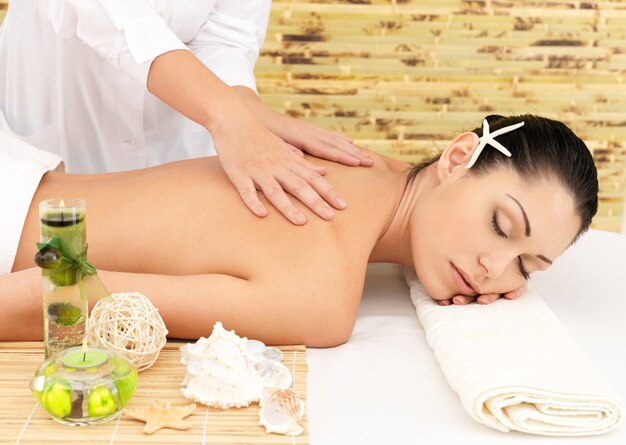 Mulher fazendo massagem corporal no salão spa. Conceito de tratamento de beleza.