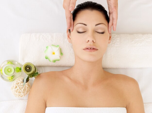 Mulher fazendo massagem de rosto no salão spa. Conceito de tratamento de beleza.