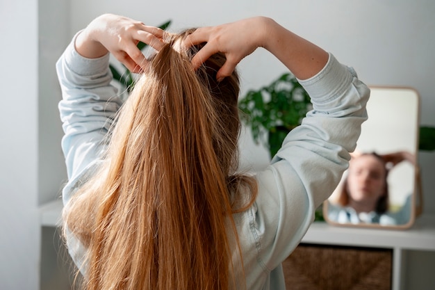 Foto grátis mulher fazendo massagem no couro cabeludo