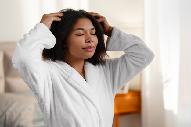 Foto grátis mulher fazendo massagem no couro cabeludo