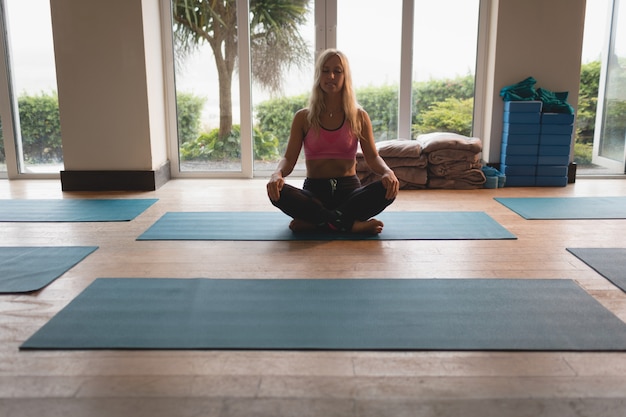 Mulher, fazendo, meditação, exercício