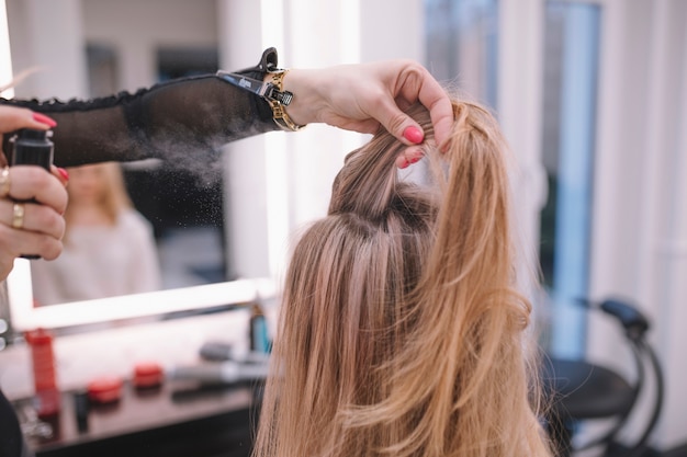 Mulher fazendo penteado para cliente