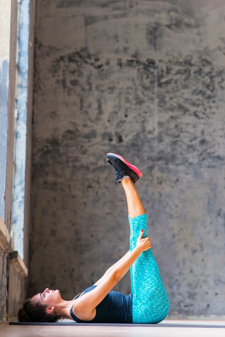 Foto grátis mulher, fazendo, perna, esticando exercício, ligado, esteira yoga