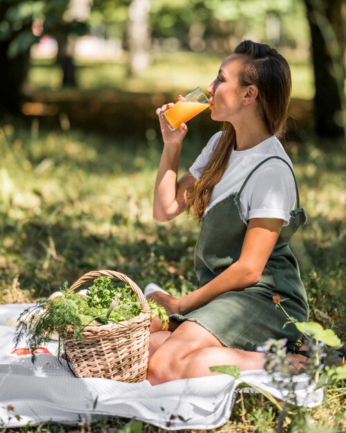 Mulher fazendo piquenique com lanches saudáveis