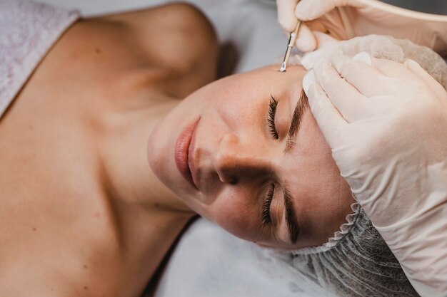 Mulher fazendo procedimento de cuidados com a pele no spa