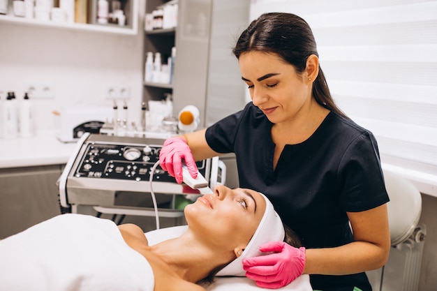 Mulher fazendo procedimentos de beleza em um salão de beleza