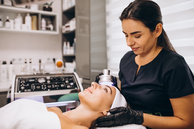 Mulher fazendo procedimentos de beleza em um salão de beleza