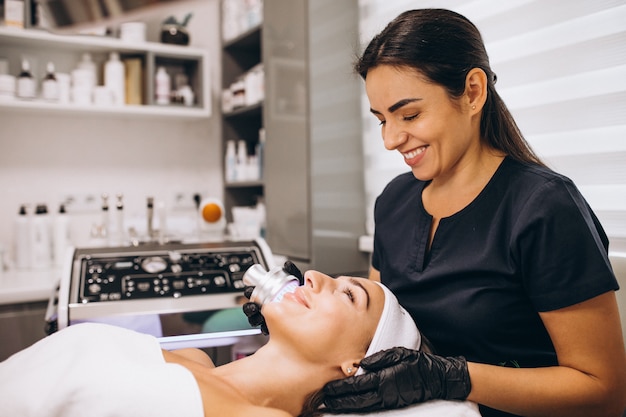 Mulher fazendo procedimentos de beleza em um salão de beleza