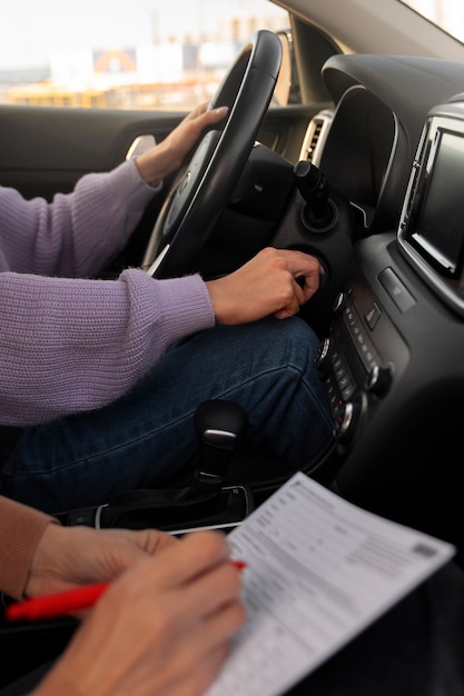 Mulher fazendo seu teste de carteira de motorista em veículo