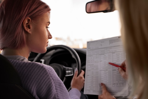 Foto grátis mulher fazendo seu teste de carteira de motorista em veículo