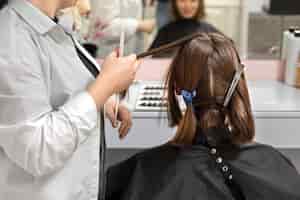 Foto grátis mulher fazendo tratamento em cabeleireiro