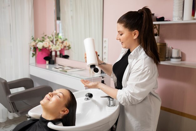 Mulher fazendo tratamento em cabeleireiro