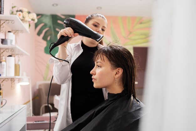 Mulher fazendo tratamento em cabeleireiro