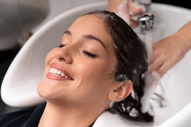 Mulher fazendo tratamento em cabeleireiro