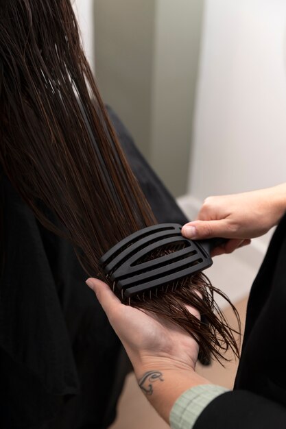 Mulher fazendo tratamento em cabeleireiro