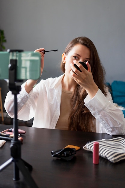 Foto grátis mulher fazendo um vlog de beleza com seu smartphone