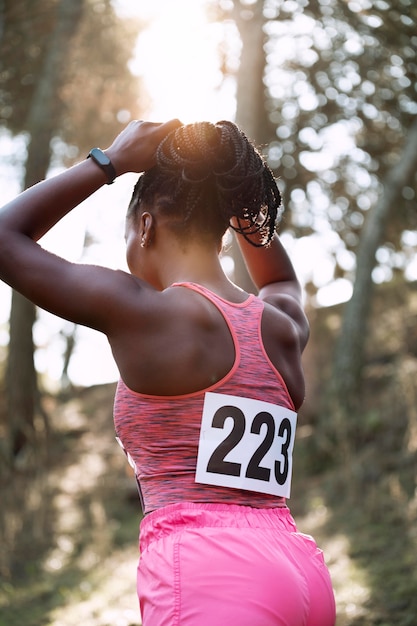 Foto grátis mulher fazendo uma pausa na corrida