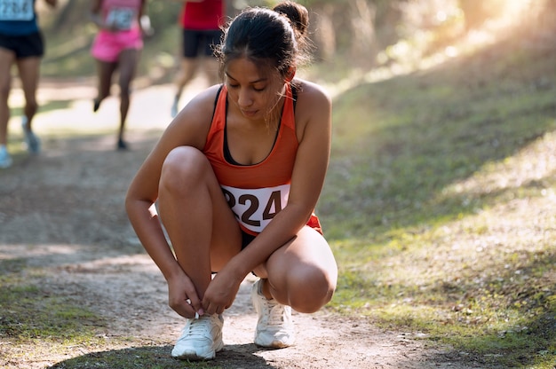 Mulher fazendo uma pausa na corrida