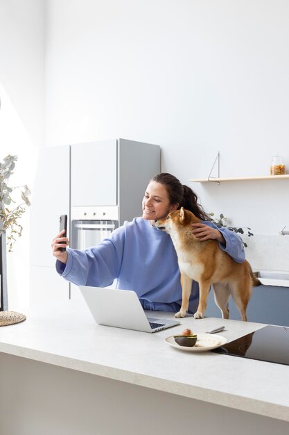 Mulher fazendo uma selfie com o cachorro