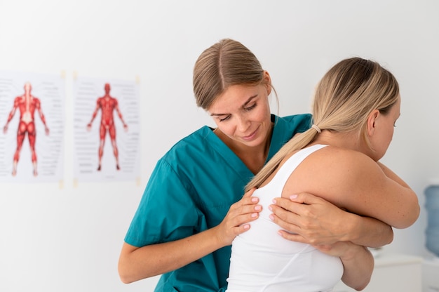 Mulher fazendo uma sessão de fisioterapia em uma clínica